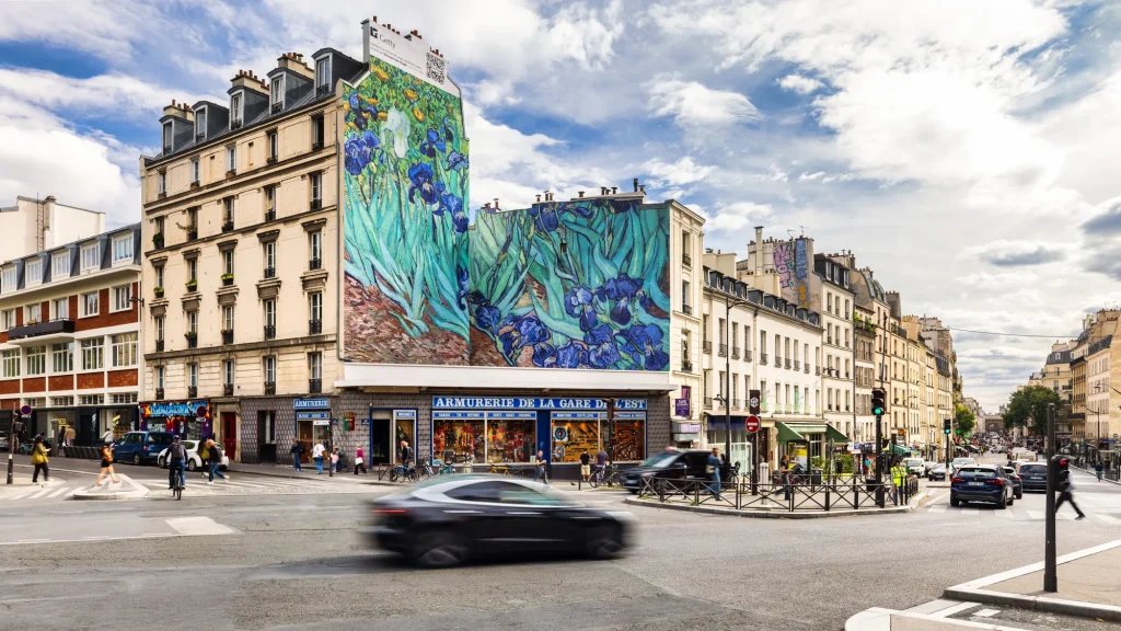 Les Iris de Vincent van Gogh, façade Gare de l’Est à Paris – Getty × L’Art dans la Ville